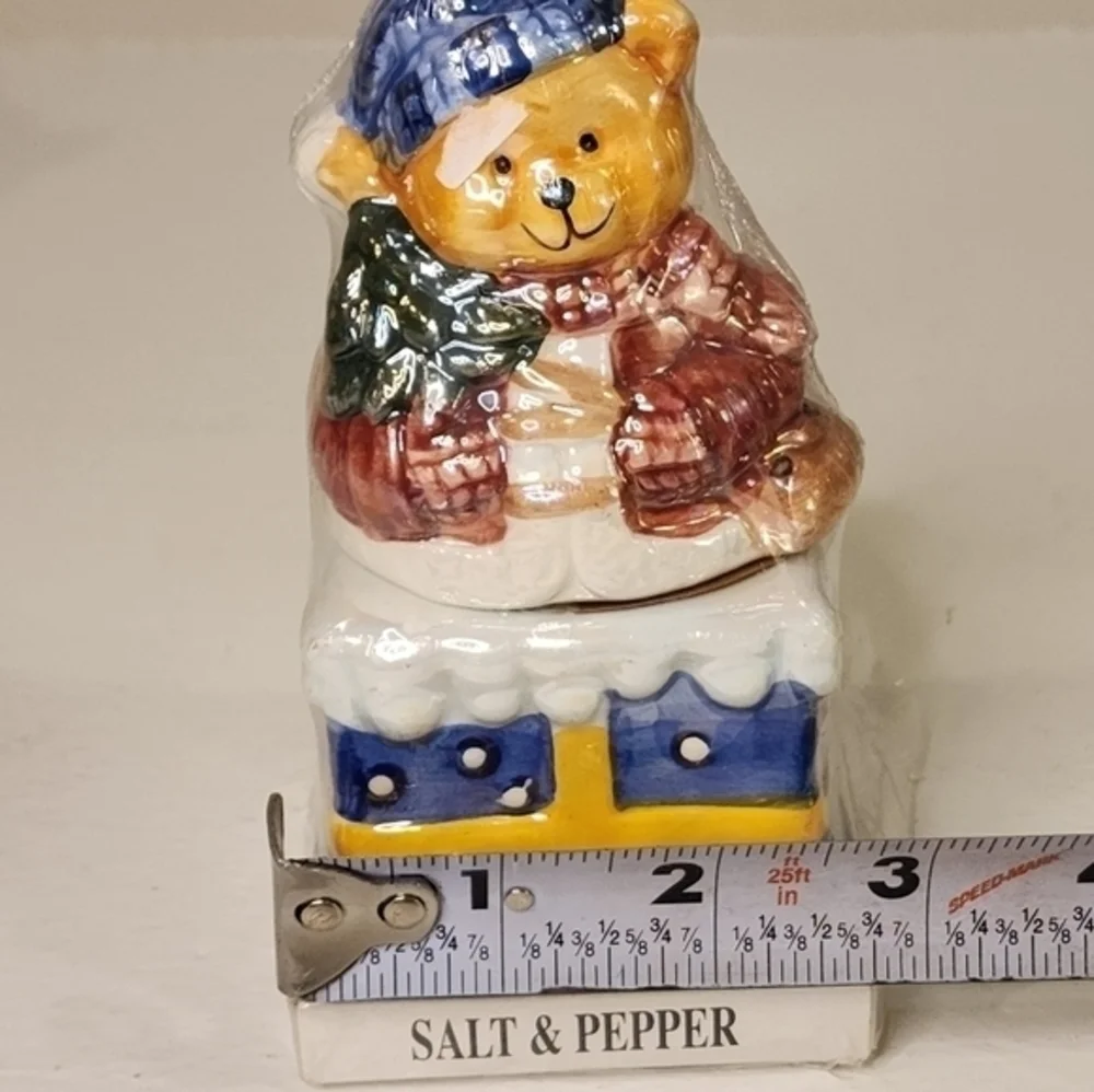 NEW‎ SANTA BEAR SITTING ON PRESENT STACKABLE SALT AND PEPPER SHAKERS